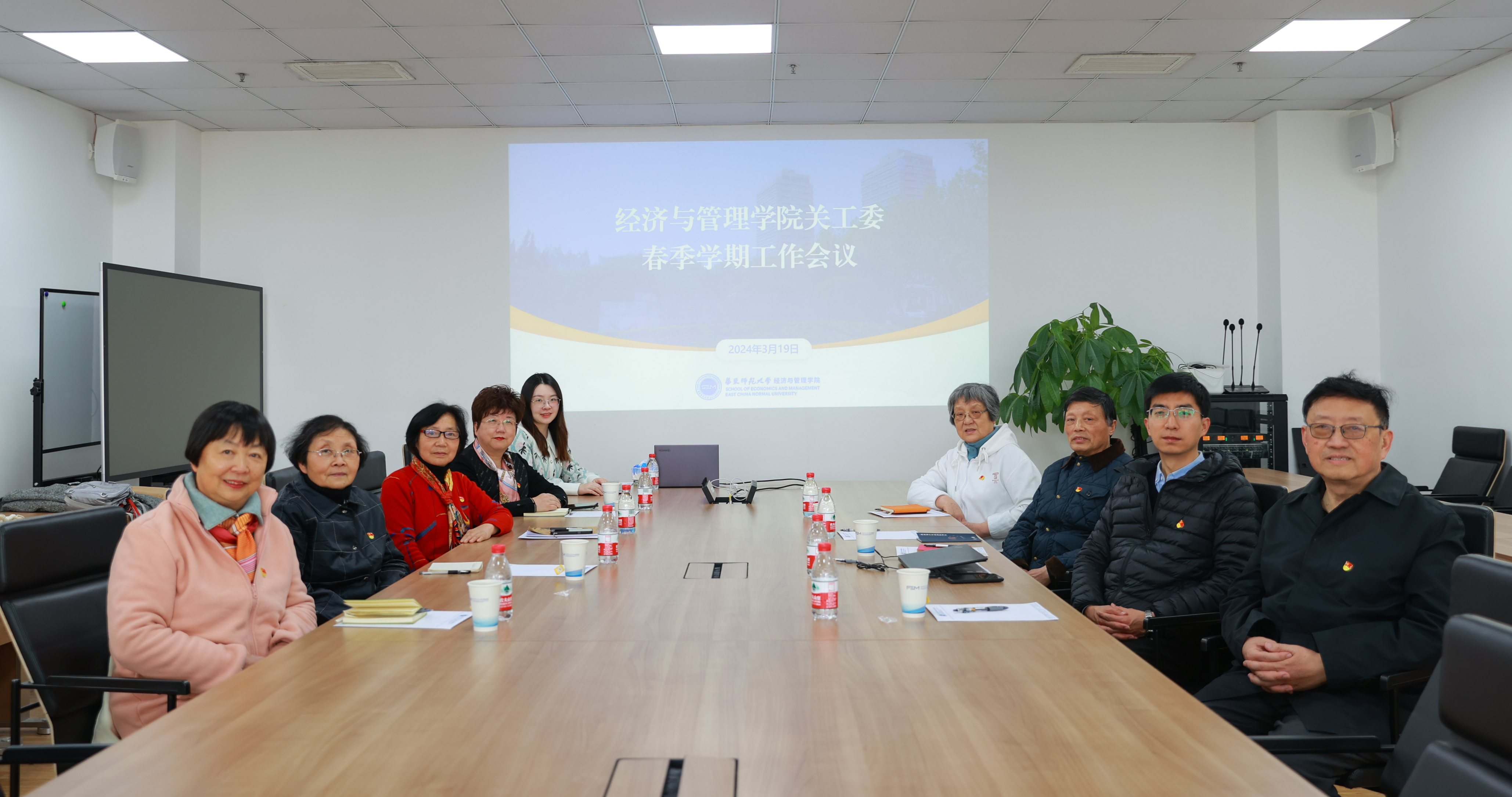 与会教师合影.JPG 与会教师合影.JPG