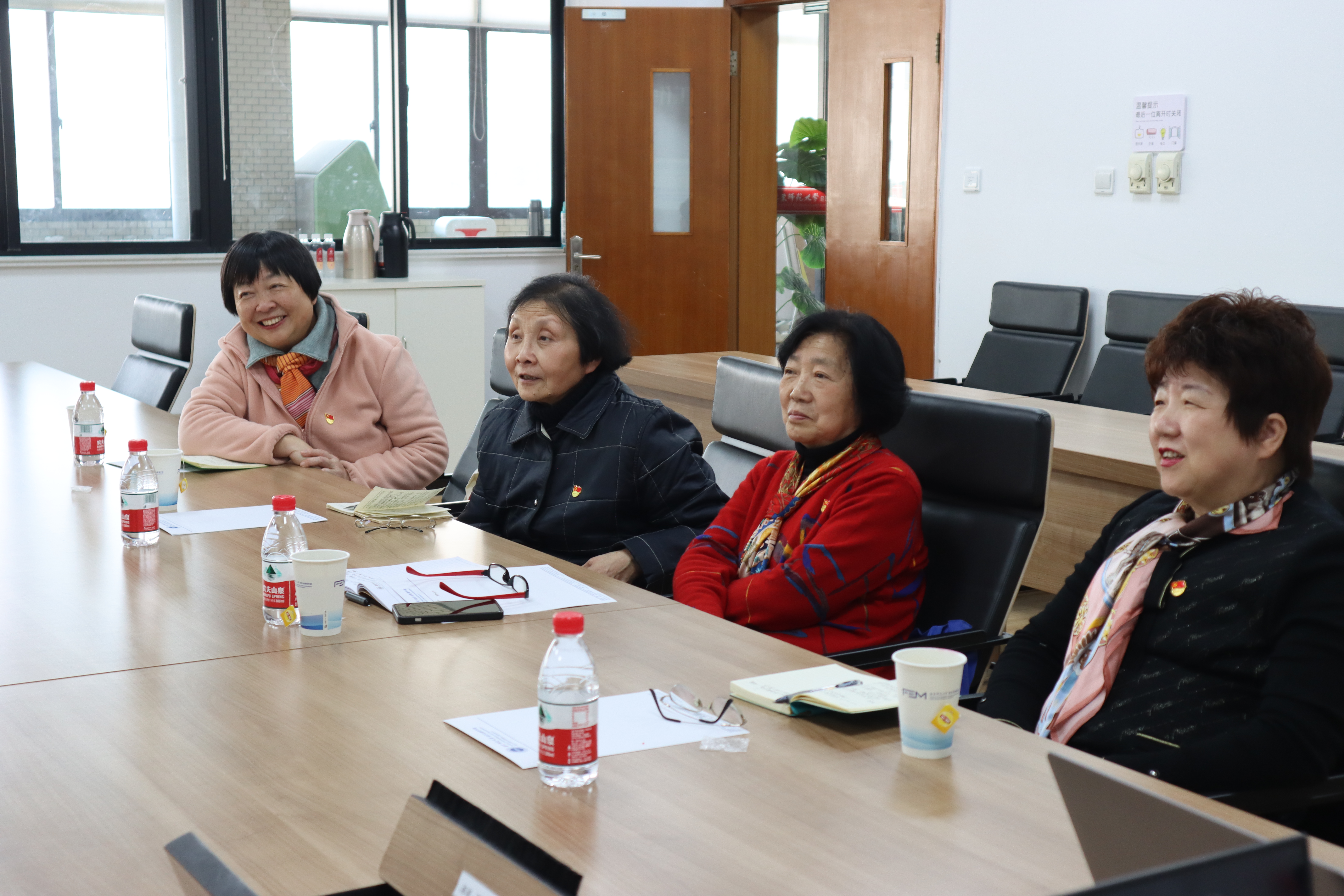 与会教师讨论本学期工作计划.JPG 与会教师讨论本学期工作计划.JPG