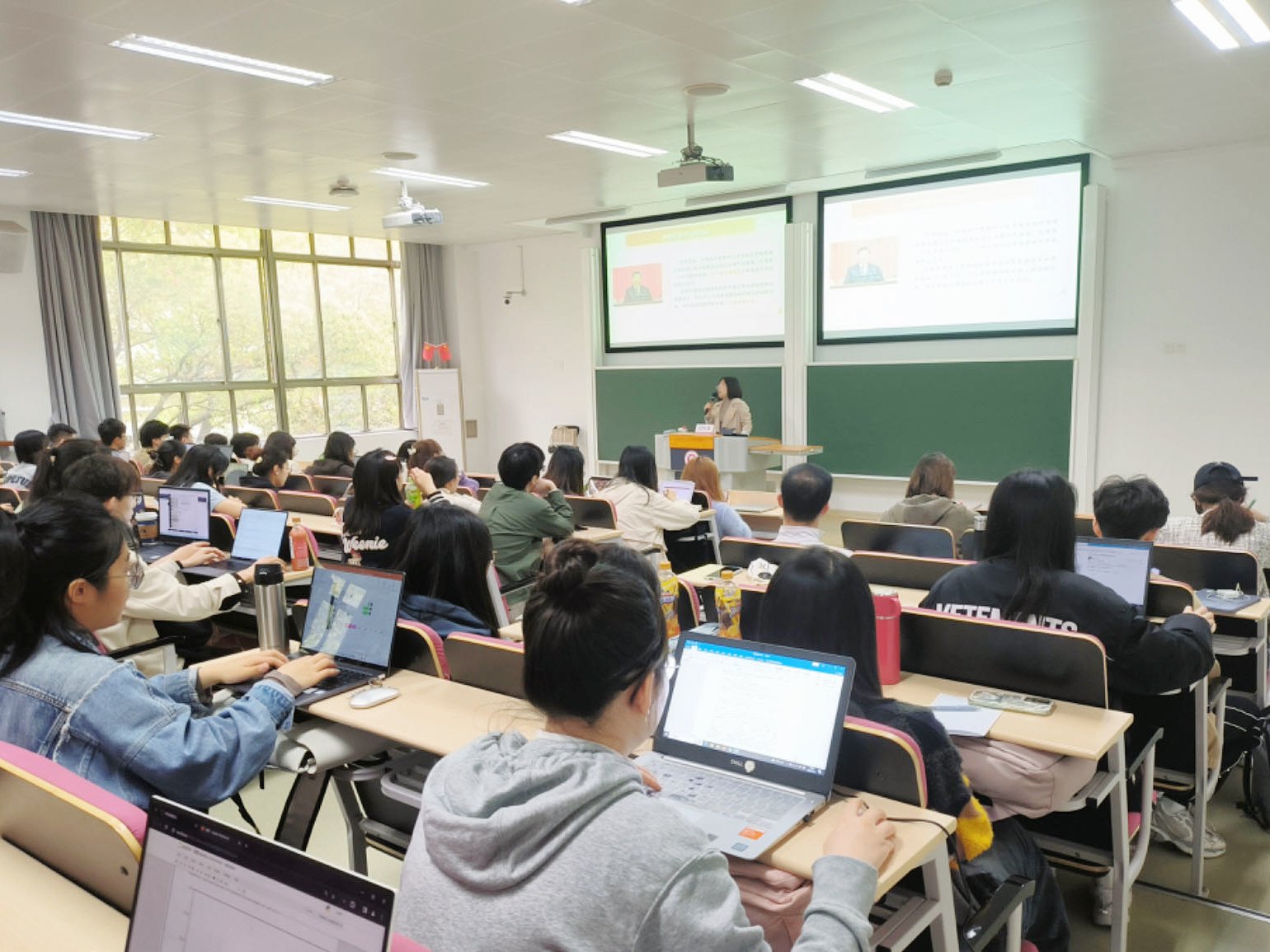 专题辅导现场.jpg 专题辅导现场.jpg